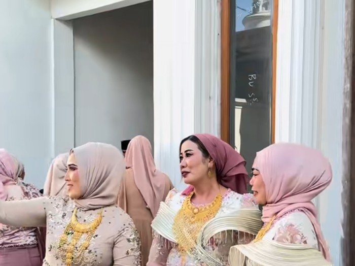 Suasana pernikahan tradisi Madura, mendadak viral di media sosial.