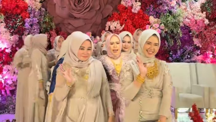 Suasana pernikahan tradisi Madura, mendadak viral di media sosial.