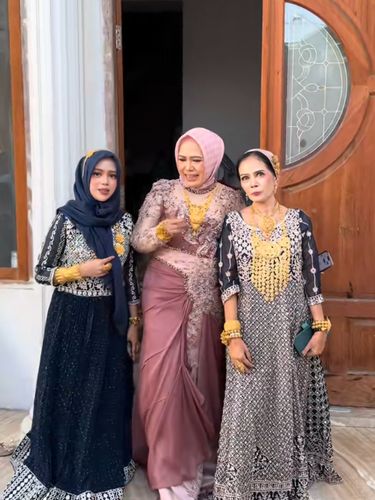 Suasana pernikahan tradisi Madura, mendadak viral di media sosial.