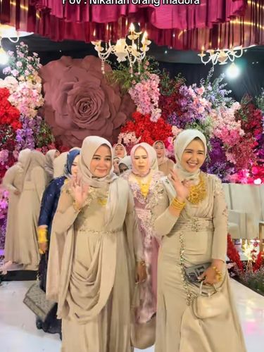 Suasana pernikahan tradisi Madura, mendadak viral di media sosial.