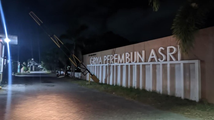 Suasana Perumahan Perembun Asri, tempat mayat Nurminah dicor dalam septic tank, pada pukul 19.00 Wita, Selasa (26/8/2025). (M. Zahiruddin/detikBali)
