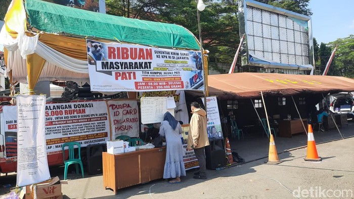 Suasana posko penggalangan donasi Aliansi Masyarakat Pati Bersatu di depan Kantor Bupati Pati, Selasa (26/8/2025).
