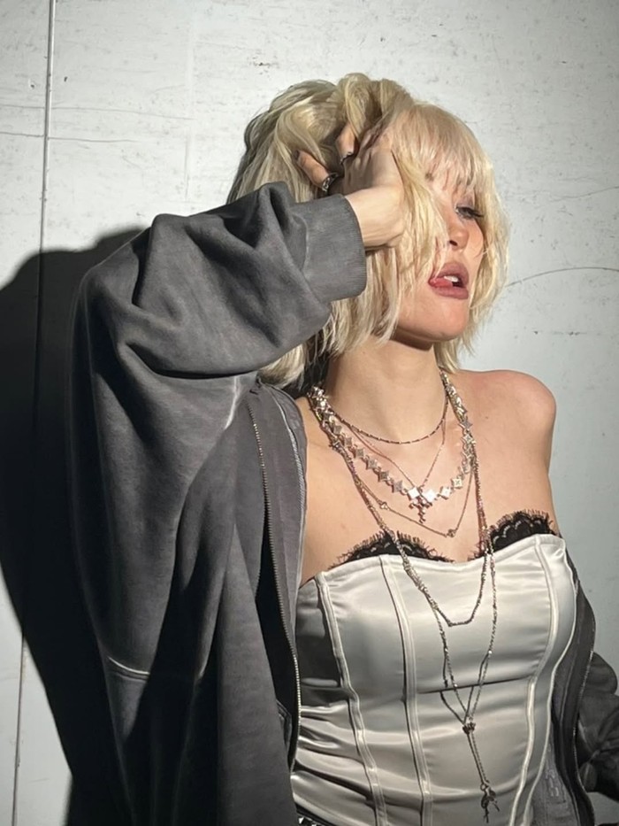 Solois Sunmi rombak penampilan buat comeback single BLUE!