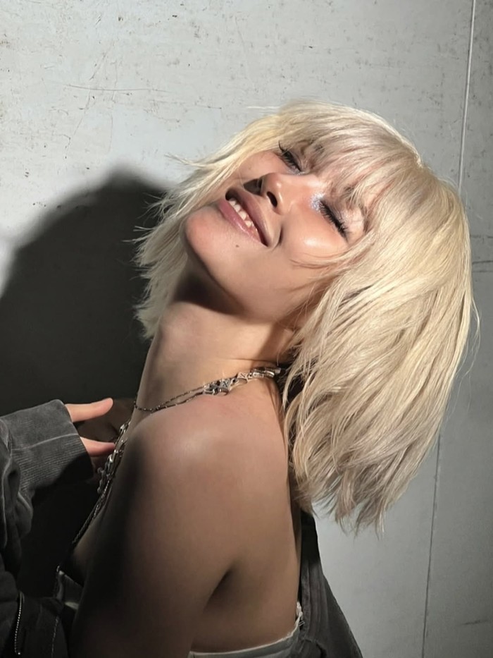 Solois Sunmi rombak penampilan buat comeback single BLUE!
