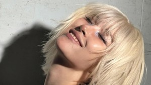 Sunmi gak lagi tampil dengan rambut panjang hitam, kini dia bergaya bob dan blonde. (Foto: dok. Instagram @miyayeah)