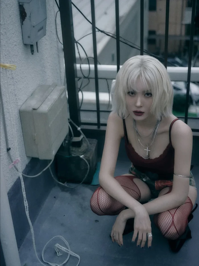 Solois Sunmi rombak penampilan buat comeback single BLUE!