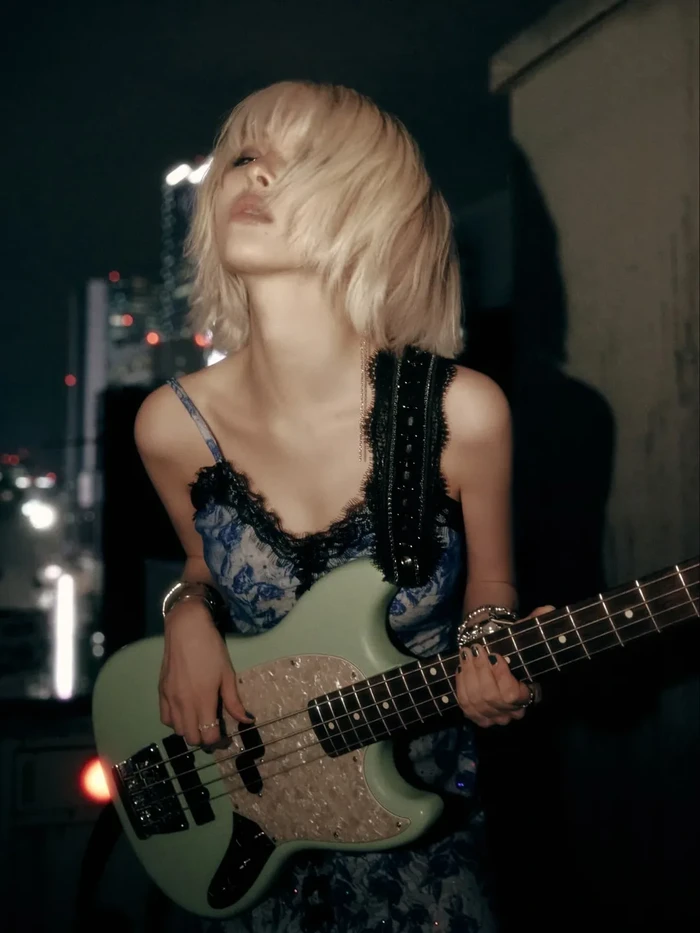 Solois Sunmi rombak penampilan buat comeback single BLUE!