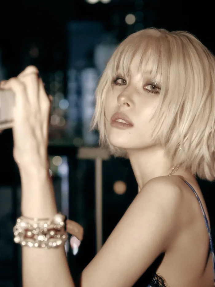 Solois Sunmi rombak penampilan buat comeback single BLUE!
