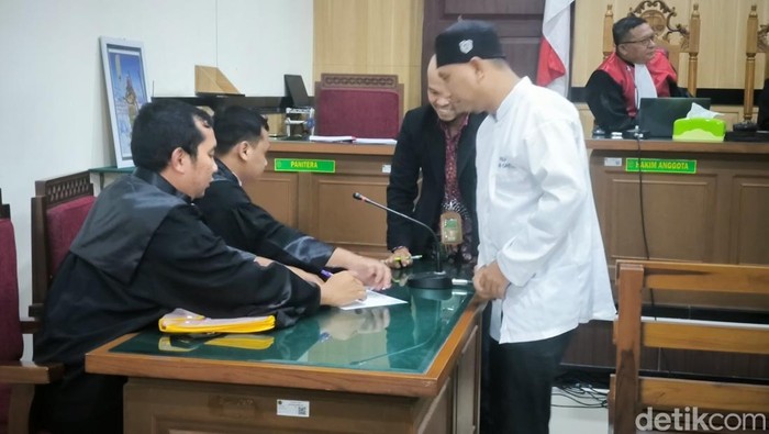 Surveyor BPN Gresik Adhienata Putra Deva usai menjalani sidang