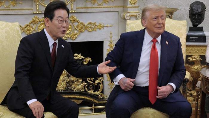 WASHINGTON, DC - AUGUST 25: U.S. President Donald Trump (R) and South Korean President Lee Jae-myung talk to reporters before an Oval Office meeting at the White House on August 25, 2025 in Washington, DC. During Lees first official visit to the White House, the two leaders are set to discuss trade and military cooperation to counter North Korea and China, South Koreas top trade partner. (Photo by Chip Somodevilla/Getty Images)
