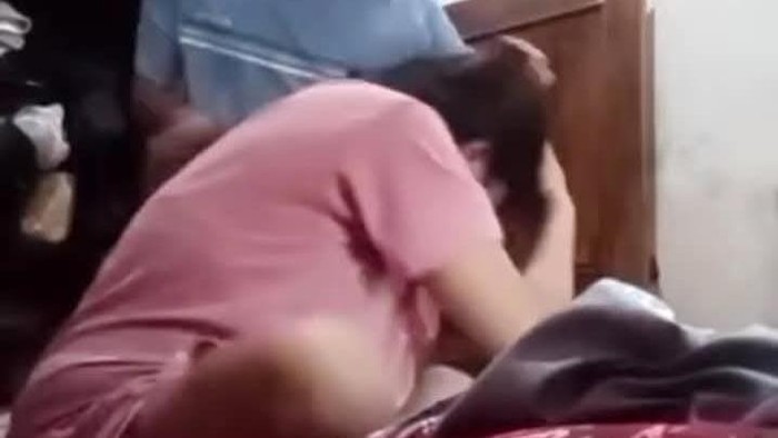 Tangkap layar video suami di PALI aniaya istrinya.