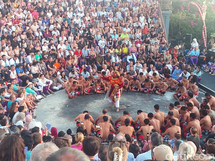 Tari Kecak di Pura Uluwatu, Bali Tari Kecak di Pura Uluwatu, Bali