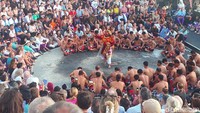 Terdapat biaya tambahan lagi nih bila kamu ingin menonton pertunjukan Tari Kecak sembari menghabiskan sore. Kamu mharus membayar lagi Rp 150 ribu per orangnya, dan tiket bisa didapatkan di lokasi ataupun secara online.