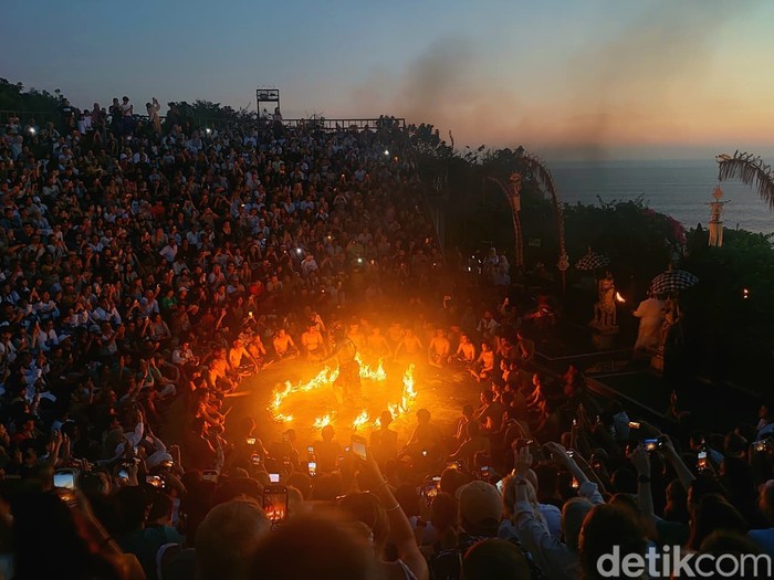 Tari Kecak di Pura Uluwatu, Bali Tari Kecak di Pura Uluwatu, Bali