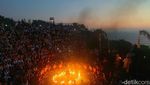 Tak Akan Pernah Bosan Melihat Tari Kecak dan Sunset di Uluwatu