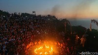 Semakin malam pertunjukkan yang menceritakan epos Ramayana ini semakin seru. Kamu tak usah takut tak paham alurnya, nanti sebelum masuk akan dibagikan selebaran yang menginfokan cerita yand ditampilkan.