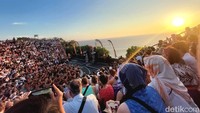 Lihatlah antusias wisatawan yang mengabadikan sunset di tengah pertunjukan tari kecak.