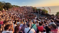Lihatlah betapa ramai dan tingginya antusias wisatawan menikmati pertunjukan tari kecak dengan latar sunset memukau.