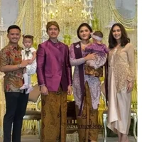 Gaya Erina Gudono-Selvi Ananda Kompak Berkebaya Ungu di Tedhak Siten Bebingah Gaya Erina Gudono-Selvi Ananda Kompak Berkebaya Ungu di Tedhak Siten Bebingah