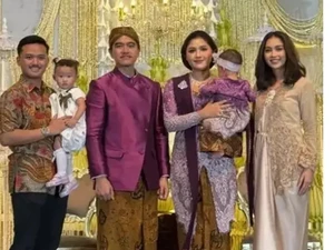Gaya Erina Gudono-Selvi Ananda Kompak Berkebaya Ungu di Tedhak Siten Bebingah