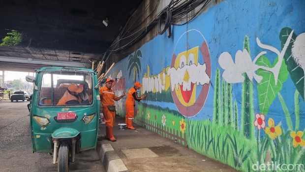 Tembok mural penuh coretan pendemo kini ditimpa cat puih. (Taufiq/detikcom)