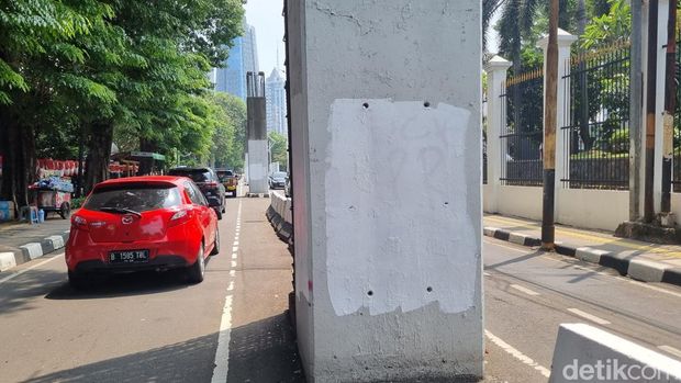 Tembok mural penuh coretan pendemo kini ditimpa cat puih. (Taufiq/detikcom)