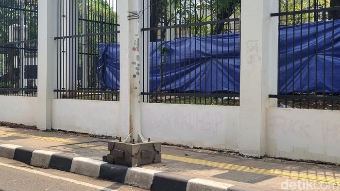 Tembok mural penuh coretan pendemo kini ditimpa cat puih. (Taufiq/detikcom)