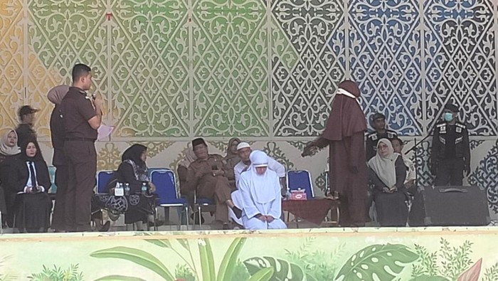 Terdakwa kasus perzinahan di Banda Aceh dihukum cambuk (Agus Setyadi/detikSumut)