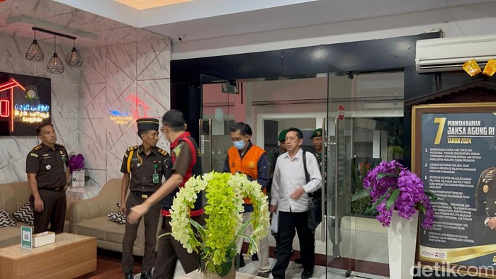 Tersangka baru kasus korupsi tambang batu bara saat ditahan pihak Kejati Bengkulu