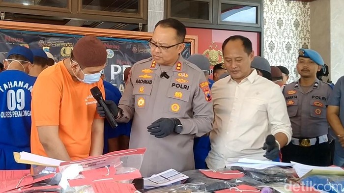 Tersangka saat dihadirkan dalam jumpa pers di Mapolres Pekalongan, Selasa (26/8/2025).