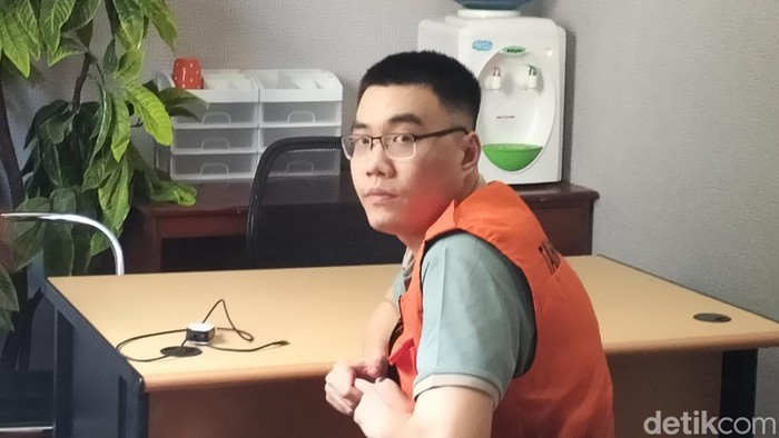 Tersangka penyelundupan 7 WN China ke Australia, HE Jin alias Yen Cing ,di salah satu ruangan di Kejari Manggarai Barat di Labuan Bajo, Selasa (26/8/2025). (Ambrosius Ardin)