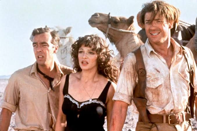 Cuplikan adegan John Hannah (kiri) di The Mummy.