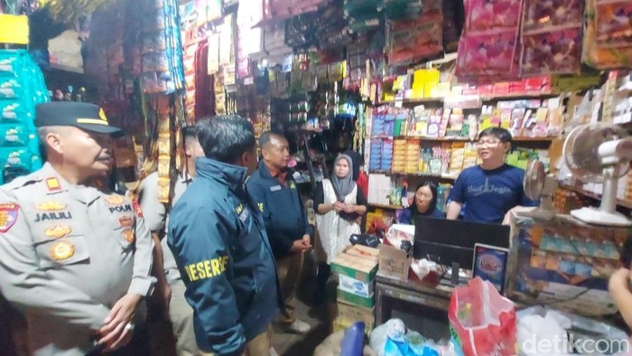 Tim Ditreskrimsus Polda Sumsel melakukan sidak di sejumlah pasar tradisional di Palembang