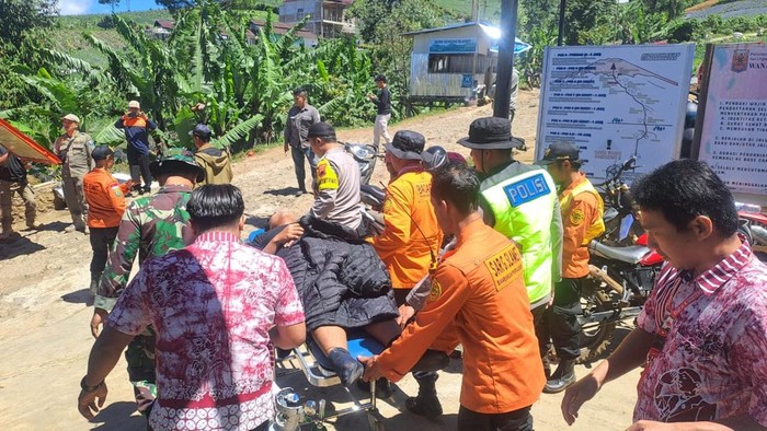 Tim SAR gabungan mengevakuasi pendaki yang mengalami hipotermia hingga tak sadarkan diri di jalur pendakian Gunung Slamet via Bambangan Kabupaten Purbalingga, Selasa (26/8/2025).