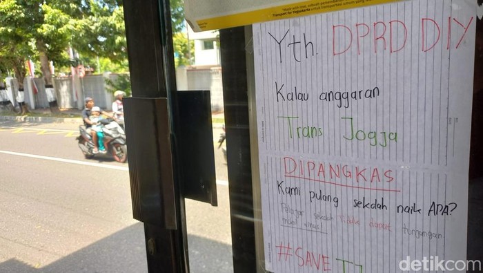 Penampakan kertas tuntutan di Halte Trans Jogja jalan Kenari, Kota Jogja, Selasa (26/8/2025).