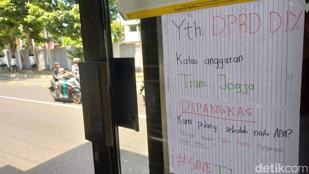 Penampakan kertas tuntutan di Halte Trans Jogja jalan Kenari, Kota Jogja, Selasa (26/8/2025).