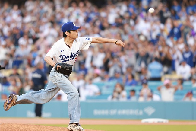 “Dia melempar bola dengan sempurna, cukup bagus untuk langsung mendapatkan kontrak,” seru komentator dalam siaran langsung, memuji V BTS. Foto: Getty Images