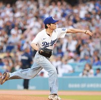 “Dia melempar bola dengan sempurna, cukup bagus untuk langsung mendapatkan kontrak,” seru komentator dalam siaran langsung, memuji V BTS. Foto: Getty Images