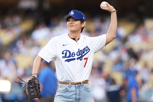 Saat tiba di Dodger Stadium, Los Angeles, AS pada Senin (25/8/2025) waktu setempat, V BTS tampil penuh karisma dalam jersey putih LA Dodgers bernomor punggung 7 bertuliskan “V.” Foto: Getty Images