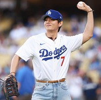 Saat tiba di Dodger Stadium, Los Angeles, AS pada Senin (25/8/2025) waktu setempat, V BTS tampil penuh karisma dalam jersey putih LA Dodgers bernomor punggung 7 bertuliskan “V.” Foto: Getty Images