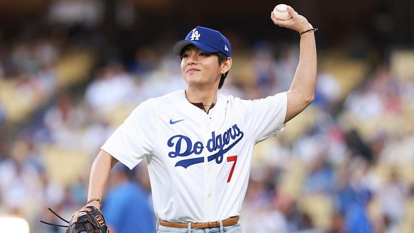 Gantengnya V BTS Lempar First Pitch Tim LA Dodgers, Tiket Auto Sold Out