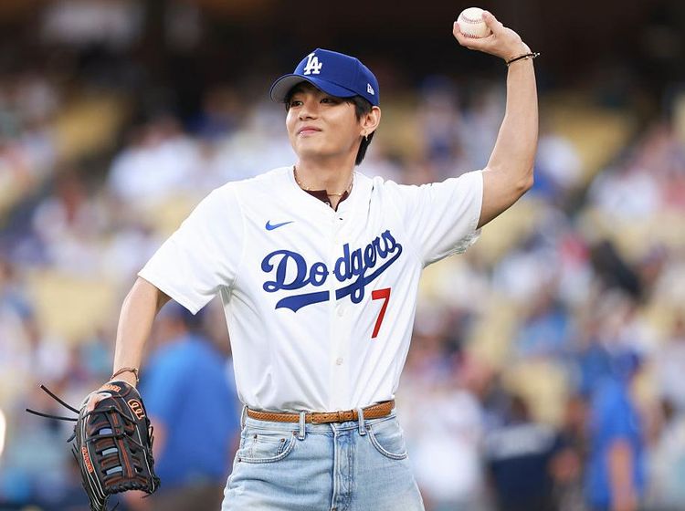Gantengnya V BTS Lempar First Pitch Tim LA Dodgers, Tiket Auto Sold Out