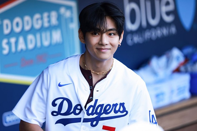 V BTS telah membuat jagat maya gempar sejak diumumkan akan menjadi pelempar bola pertama di pertandingan Los Angeles Dodgers vs Cincinnati Reds. Situs resmi MLB sempat down akibat traffic dari ARMY yang berebut tiket. Foto: Getty Images