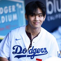 V BTS telah membuat jagat maya gempar sejak diumumkan akan menjadi pelempar bola pertama di pertandingan Los Angeles Dodgers vs Cincinnati Reds. Situs resmi MLB sempat down akibat traffic dari ARMY yang berebut tiket. Foto: Getty Images