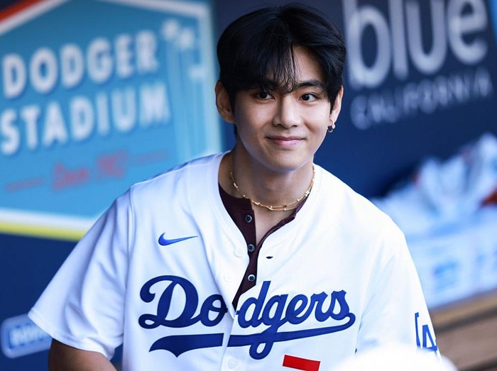 V BTS menjadi pelempar bola pertama di pertandingan Los Angeles Dodgers vs Cincinnati Reds.