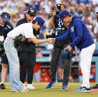 Lemparan V BTS berhasil ditangkap sempurna oleh Yoshinobu Yamamoto, pitcher Dodgers. Aksinya menjadi pembuka pertandingan yang menggugah atmosfer stadion, diiringi lagu Mic Drop. Foto: Getty Images