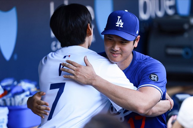 Netizen sontak heboh melihat momen V BTS memeluk Shohei Ohtani, bintang MLB asal Jepang yang bermain untuk Dodgers. Keduanya dinilai memancarkan aura yang serupa dengan tubuh besar dan atletis, bikin kaum hawa meleleh. Foto: Getty Images