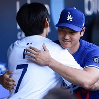 Netizen sontak heboh melihat momen V BTS memeluk Shohei Ohtani, bintang MLB asal Jepang yang bermain untuk Dodgers. Keduanya dinilai memancarkan aura yang serupa dengan tubuh besar dan atletis, bikin kaum hawa meleleh. Foto: Getty Images
