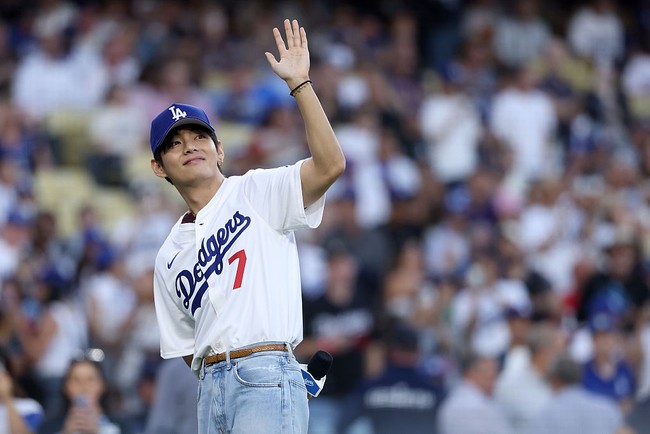 Setelah lemparan, V BTS tak lupa menyapa ARMY yang memadati Dodger Stadium dengan senyum cerah dan melambaikan tangannya. Kehadirannya jadi magnet tersendiri. Foto: Getty Images