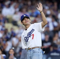 Setelah lemparan, V BTS tak lupa menyapa ARMY yang memadati Dodger Stadium dengan senyum cerah dan melambaikan tangannya. Kehadirannya jadi magnet tersendiri. Foto: Getty Images